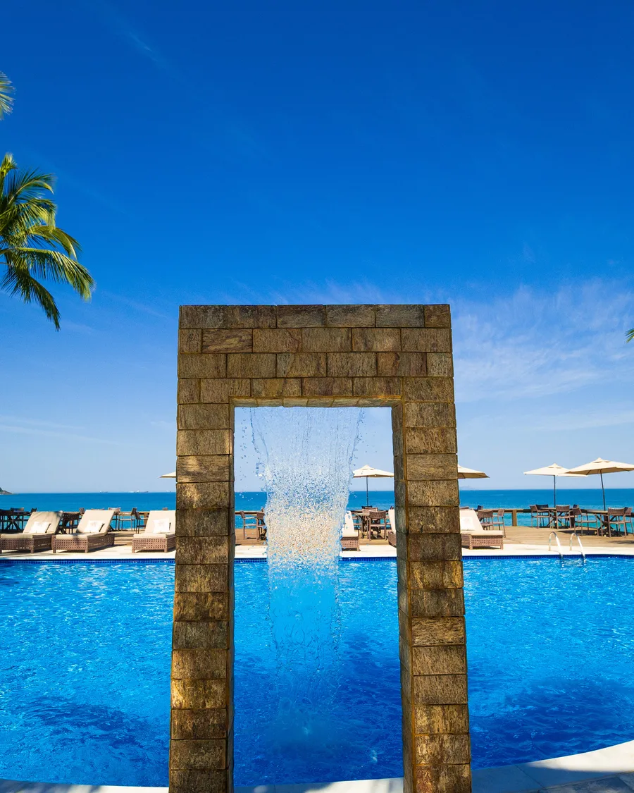 Piscina do hotel com vista para o mar