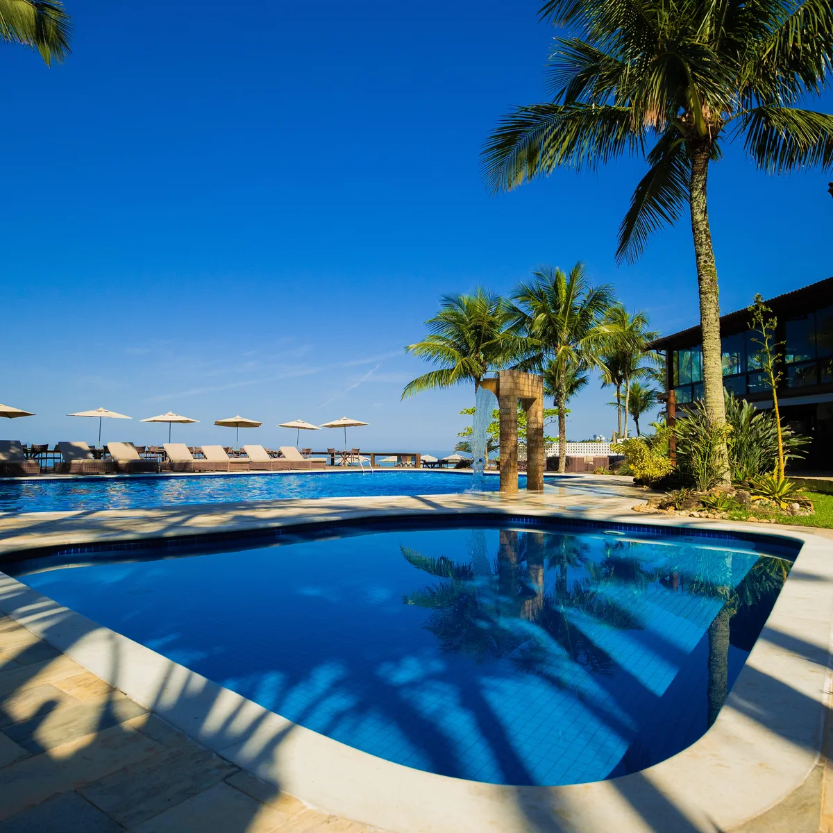Piscina principal com vista para o mar